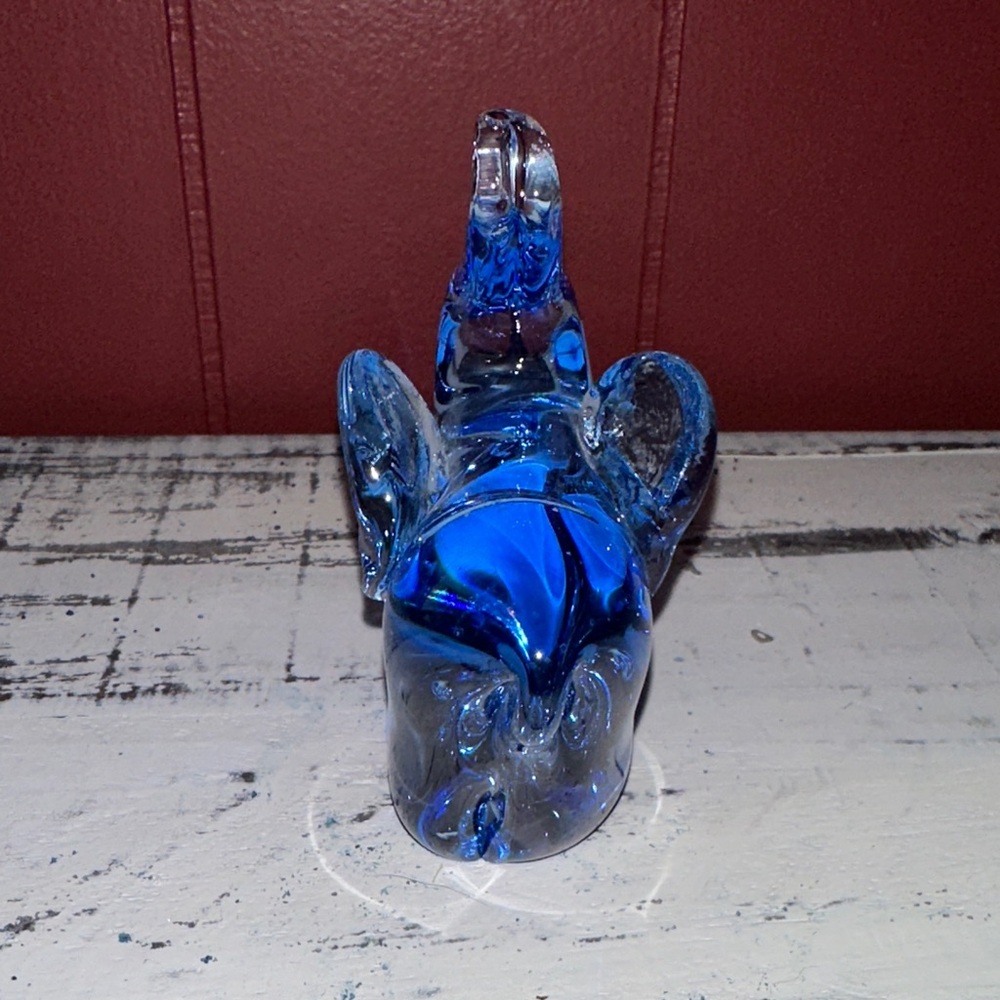 Handblown Elephant Paperweight - Picture 3 of 4